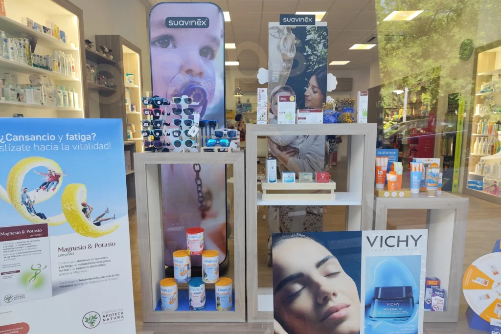 Escaparate Farmacia Cristina Cantos